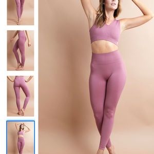 Ashtanga leggings from Savvi in color berry smoothy.